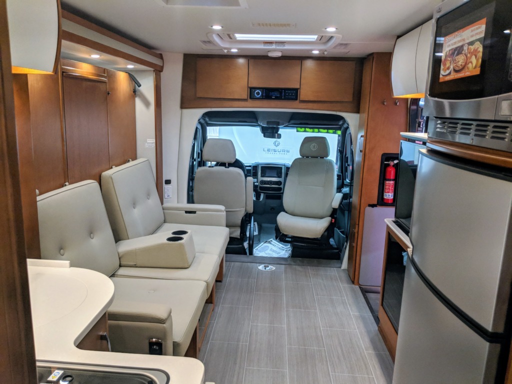 Read more about the article 怎麼選購你喜歡的”露營車-RV”