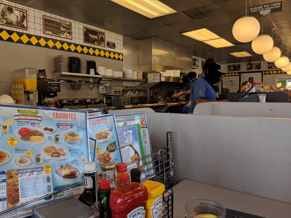 Read more about the article Waffle House鬆餅屋，我最喜歡的平價美式早餐連鎖店
